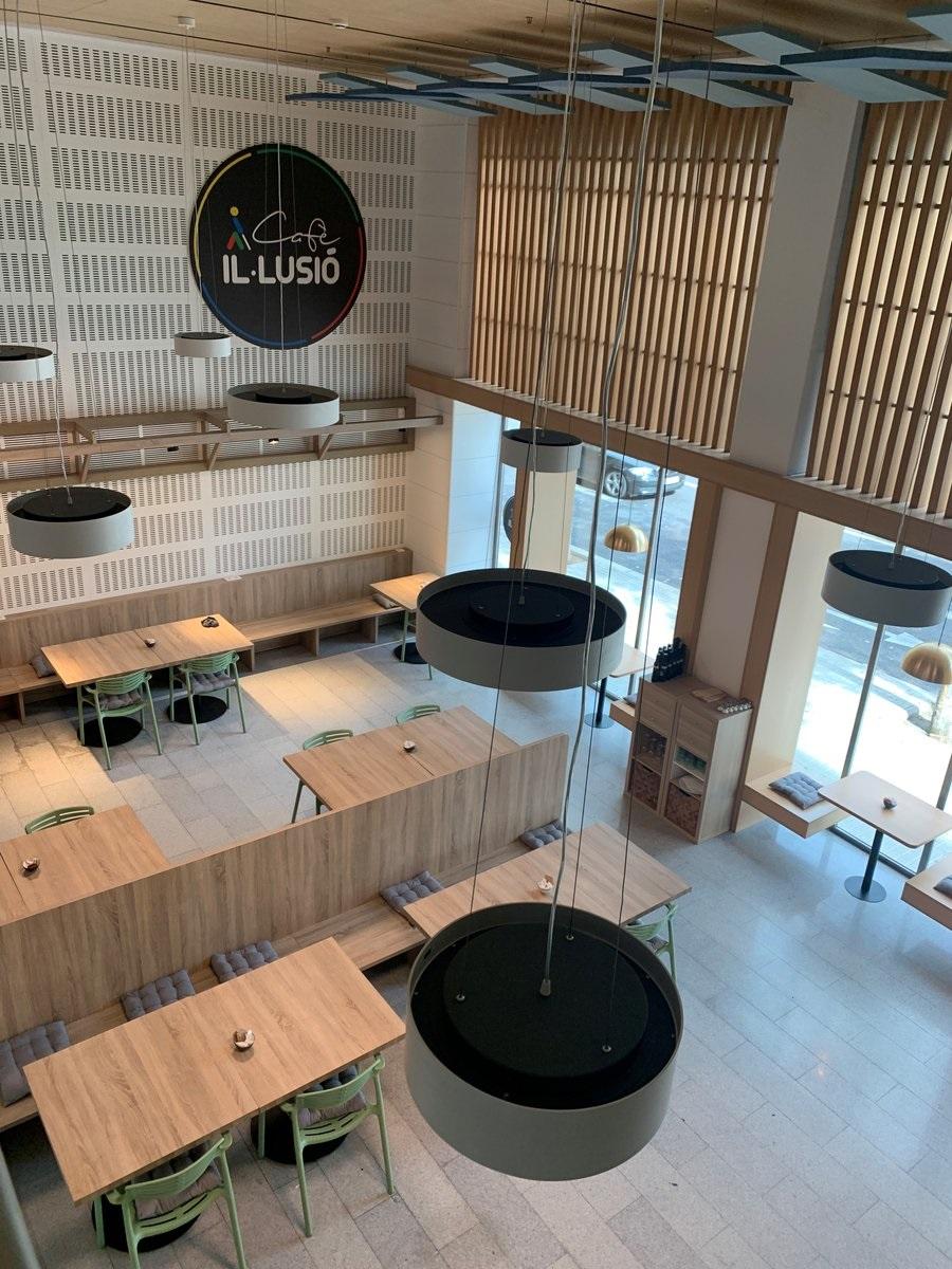 Imatge de la planta baixa, amb logo Cafè Il·lusió a la paret del fons.