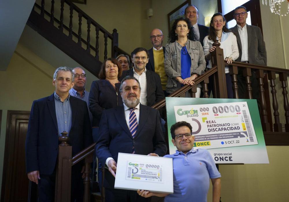 El Real Patronat sobre Discapacitat protagonitzà el cupó de l'ONCE del dimecres, 5 d'octubre. Jesús Martín Blanco, director del Real Patronat sobre Discapacitat, i Miguel Carballeda i Alberto Durán, president i vicepresident, respectivament, del Grup Social ONCE, van presentar el cupó que inclou el lema ‘Generem coneixement i oportunitats per a la inclusió de les persones amb discapacitat’. 