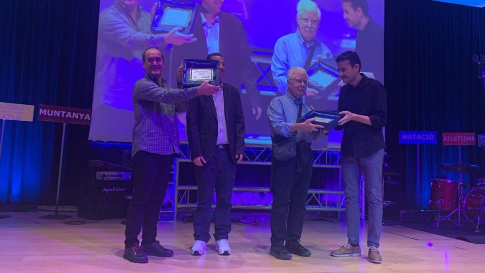 David Bernardo, president del Consell Territorial de l'ONCE Catalunya i d'Àngel Ávila, que fruit del procés electoral de l'Organització, és ara l'actual delegat territorial, van lliurar els entrenadors jubilats l'Antonio Blanco i el Jaume Bosch una placa de reconeixement "En agraïment a la trajectòria professional en l'esport adaptat".