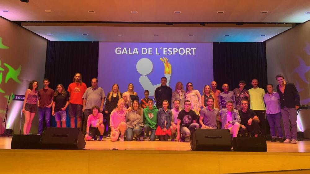 Foto de família dels atletes, amb guies i entrenadors.