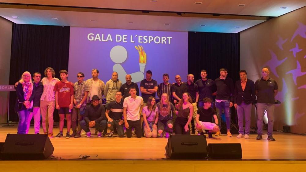 Foto de familia dels esportistes i entrenadors de futbol sala, futbol 5 i natació. 