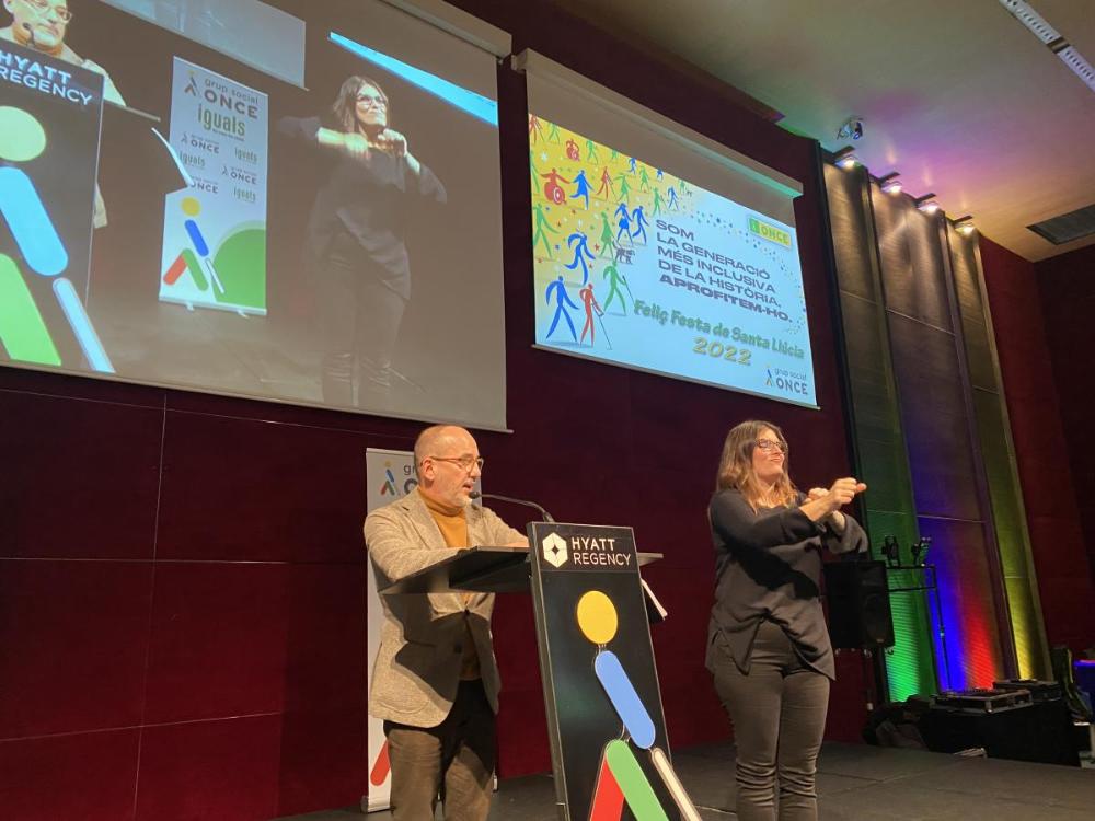 Carles Campuzano, conseller de Drets Socials del Govern de la Generalitat de Catalunya, en  un moment de la seva intervenció. A la dreta, l'intèrpret de signes.