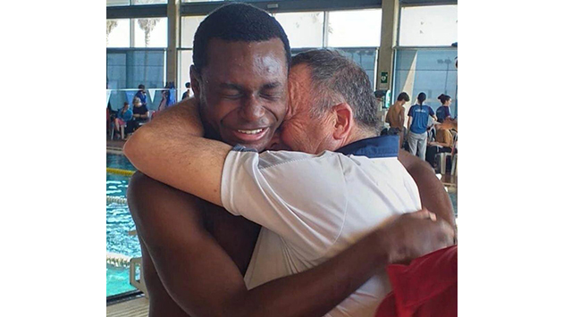 Mahamadou Dambeleh s'abraça amb el seu entrenador.