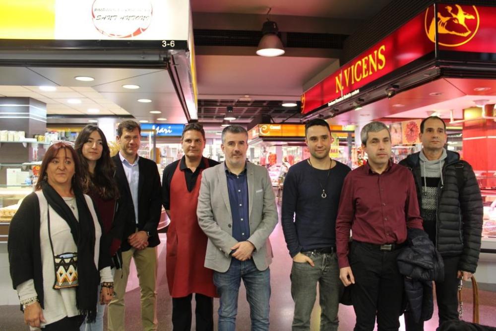 Van participar a la presentació Jordi Viñas, alcalde de Salt; Cristina Alarcón, regidora de l’Ajuntament de Salt; Marta Julià, directora del Mercat; Joaquim Vicens, president de l’Associació de Comerciants del Mercat; Alba Daros, educadora; Fran Rodríguez, director de l’ONCE a Girona; Àlex Calvo, tècnic de rehabilitació de l’ONCE; i Jordi Salido, afiliat de l’ONCE a Salt