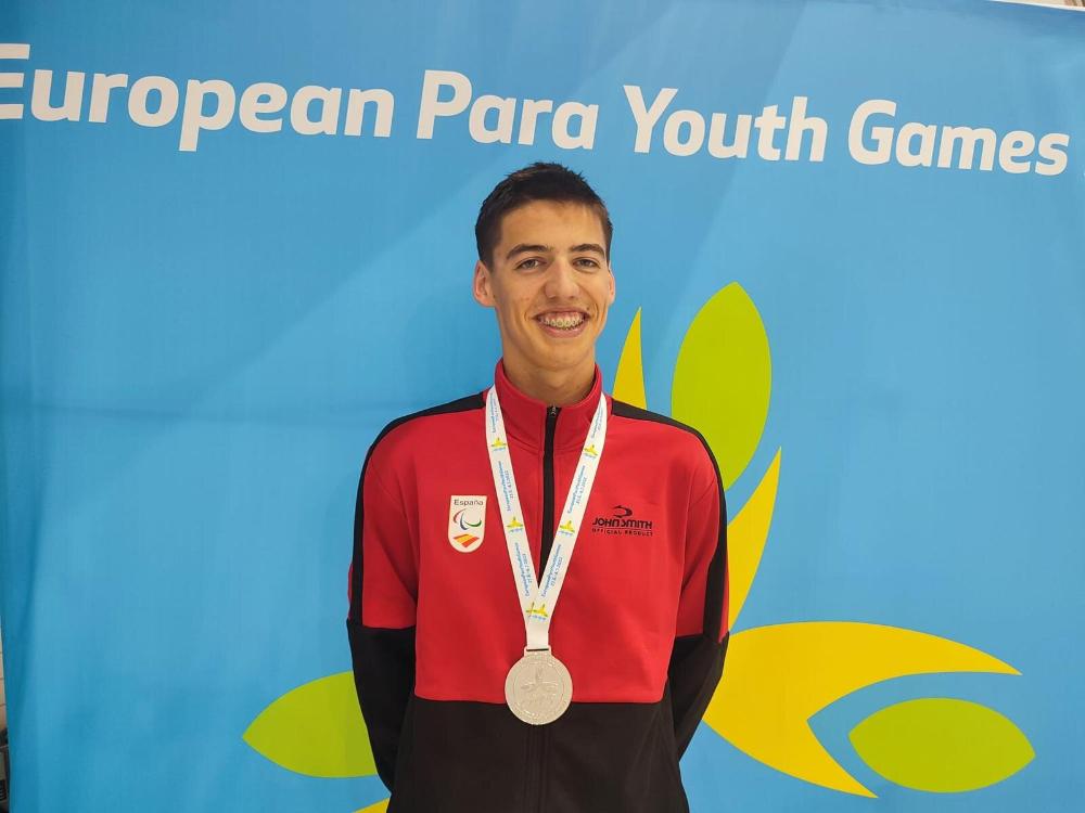 El nadador Àlex Villarejo amb una medalla penjada al coll