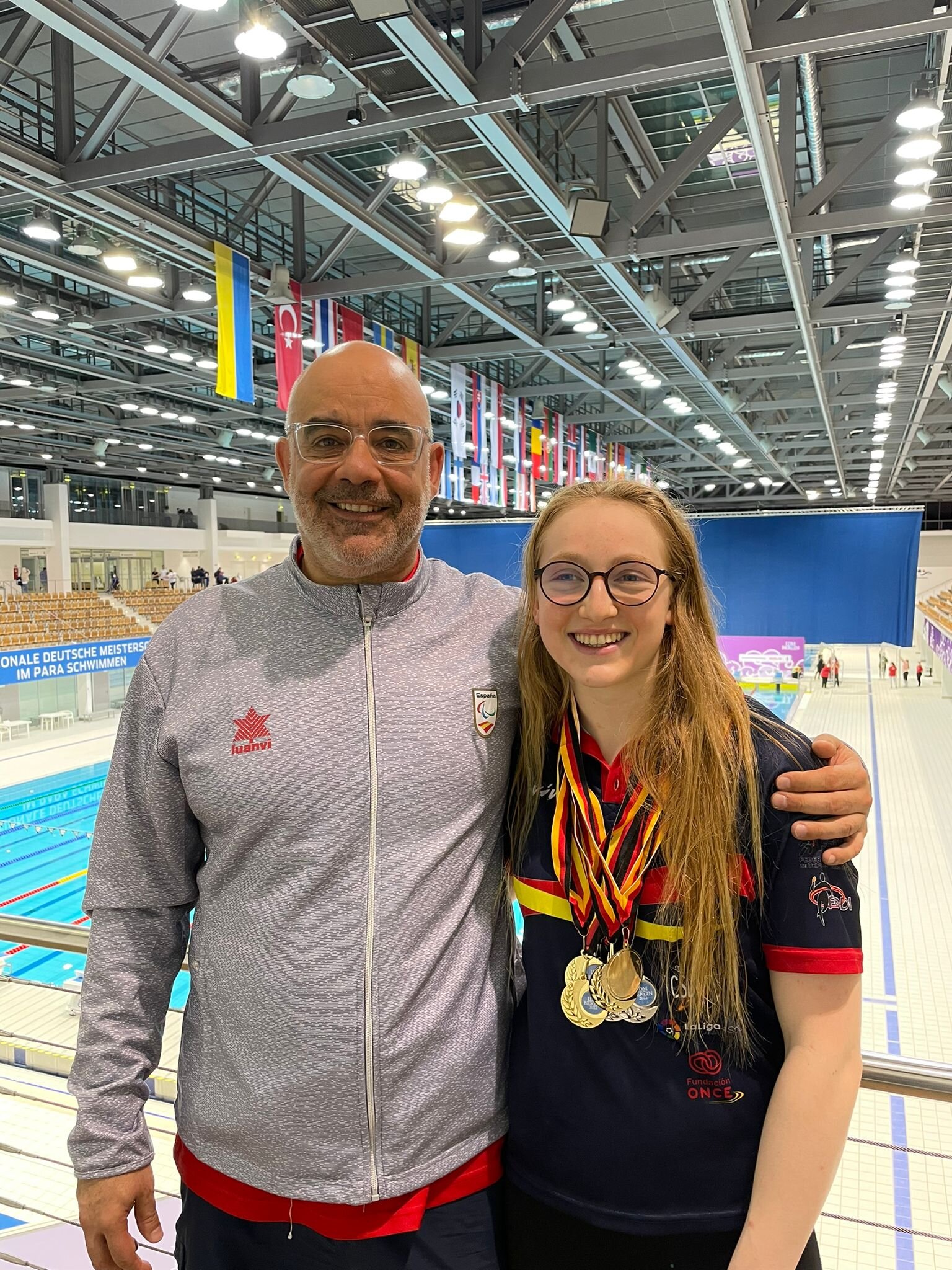 La nedadora Emma Feliu, amb el seu entrenador Jaume Marcé. 