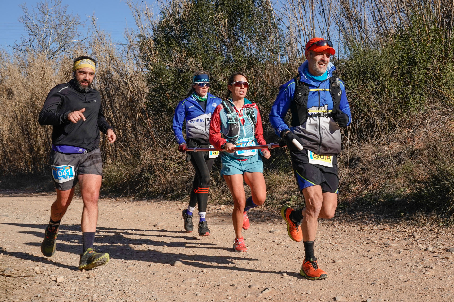 Maria Petit, atleta amb discapacitat visual, fent la  cursa de muntanya Llanera Trail de Sabadell amb els seus guies