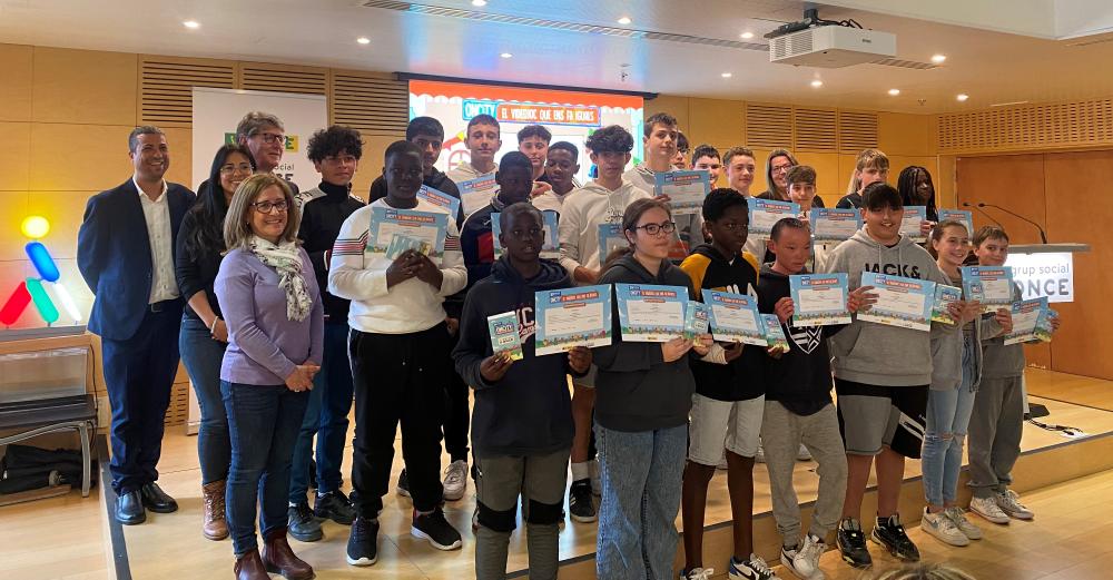 Mestres i  escolars de l FEDAC de Guissona reben els seus regals i diplomes del Concurs Escolar.