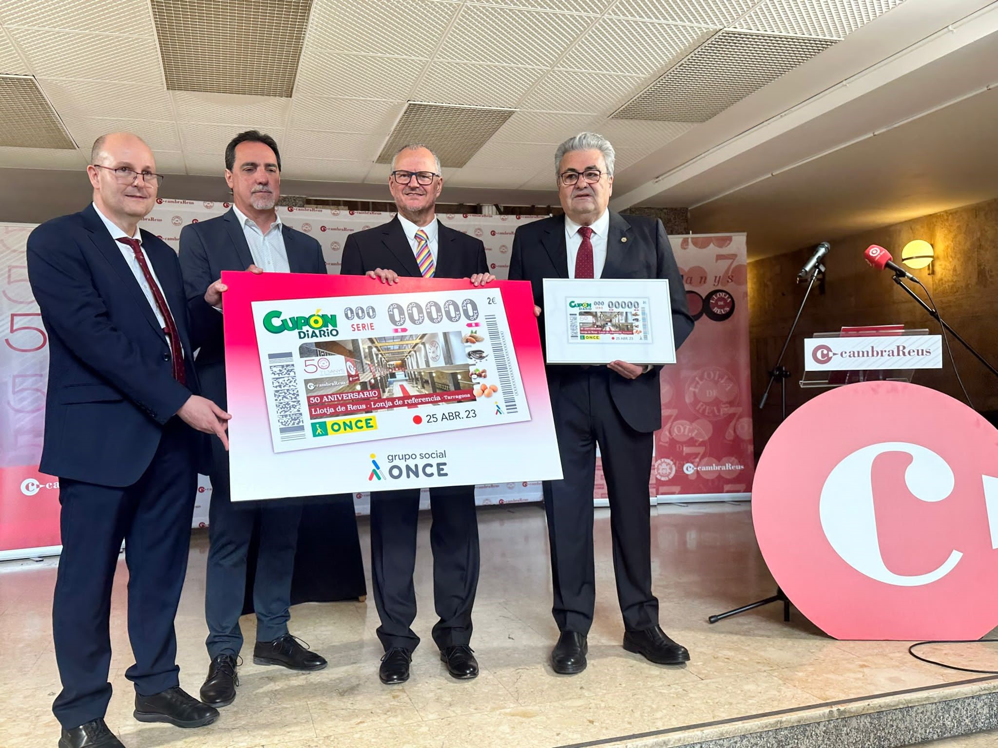 Fran Sánchez, director de l'ONCE a Reus; Enric Botí, delegat de l’ONCE a Catalunya i Patricio Cárceles, director general adjunt de Joc de la Direcció General de l’ONCE, van lliurar a Jordi Just, president de la Cambra de Comerç de Reus, una imatge emmarcada del cupó.