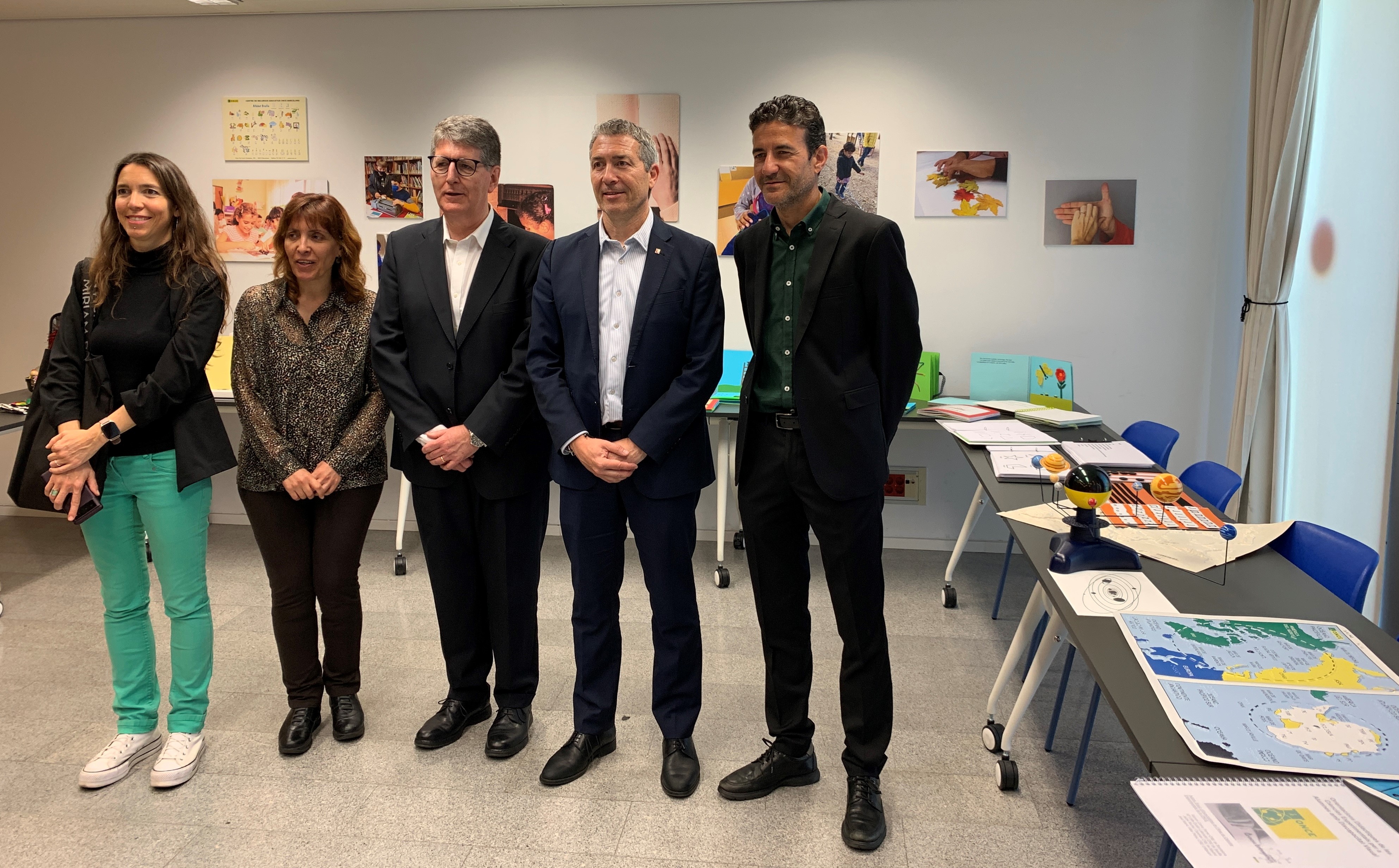 D'esquerra a dreta, Laia Asso  directora general d’Educació Inclusiva i Llengües; Irene Ginebra, directora pedagògica del CRE; Manel Eiximeno, director del CRE; Josep Gonzàlez-Cambray, conseller d'Educació i Àngel Ávila, sotsdelegat de l'ONCE a Catalunya.a