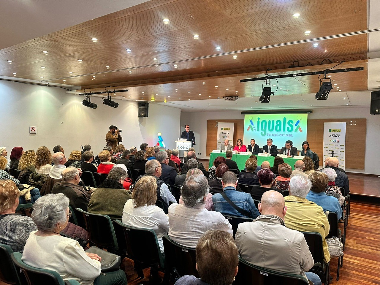 Imatge de la Sala d¡acte de la direcció de l'ONCE a Tarragona, en el moment de la presentació de la nova direcció.