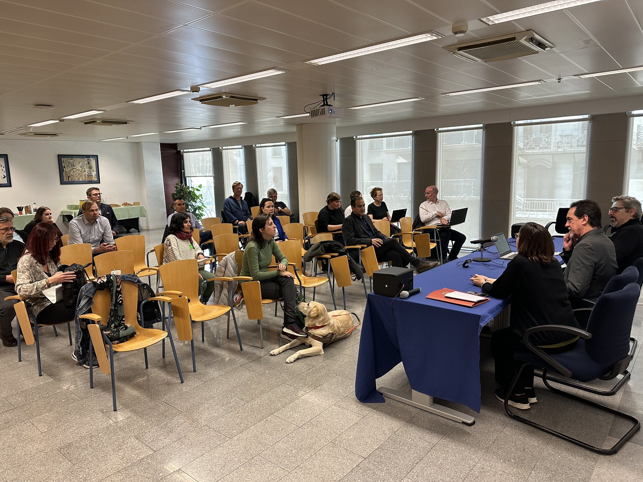 la Sala de Conferències de l’ONCE a Catalunya acollint la jornada d’Eurocities ‘Una ciutat per tothom lliure de barreres’