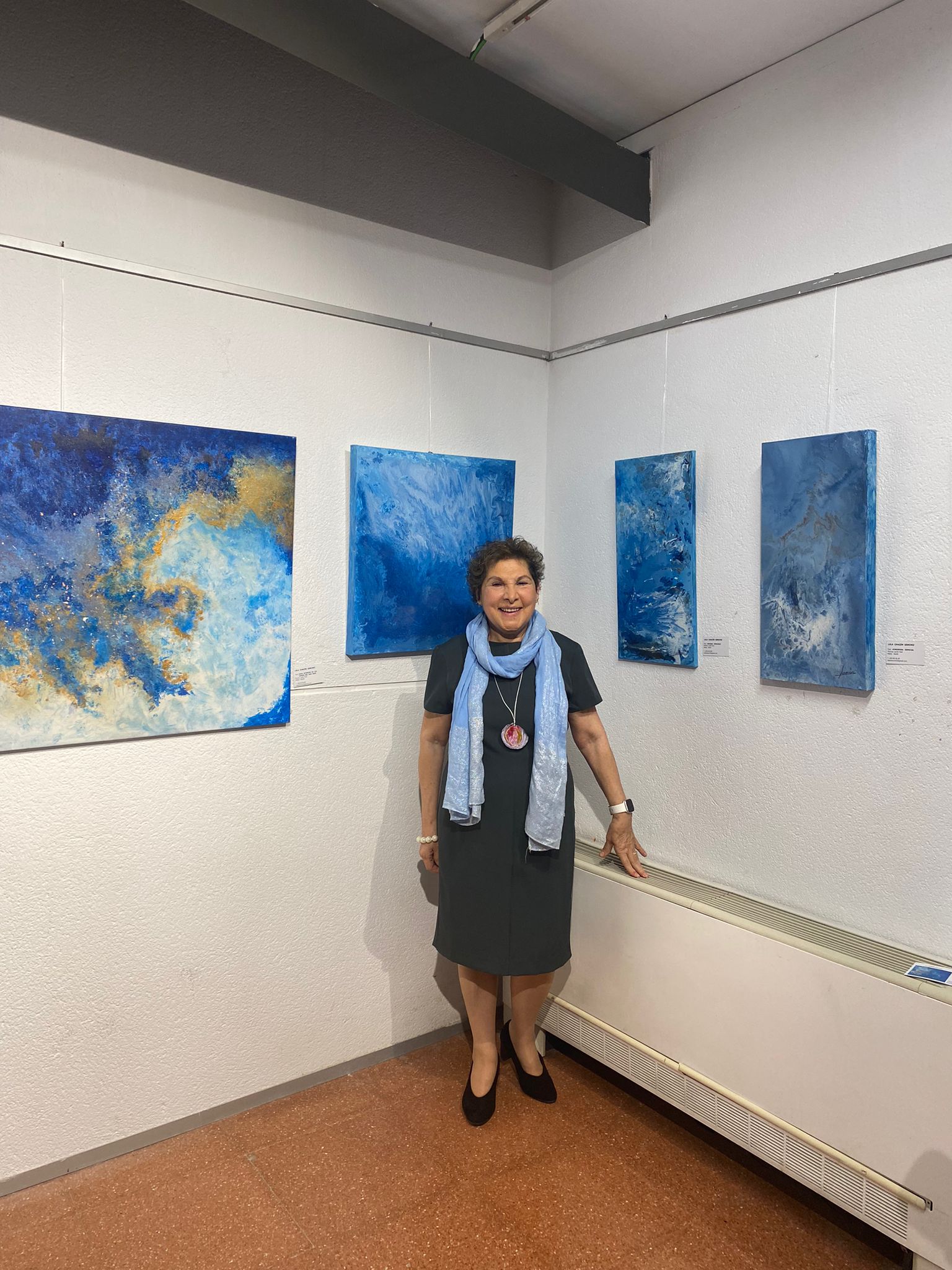 Imatge de Lola Chacón amb els seus quadres