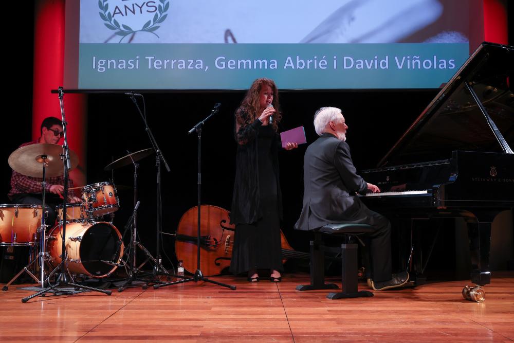 Ignasi Terraza tocant el piano durant la gala del Concurs Roc Boronat