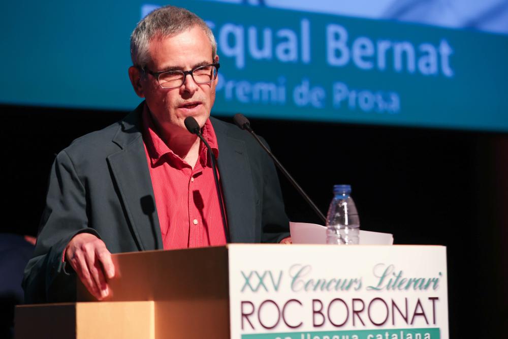 Pasqual Bernat, guanyador de la categoria exclusiva per a persones amb discapacitat visual greu, parlant dalt de l'escenari