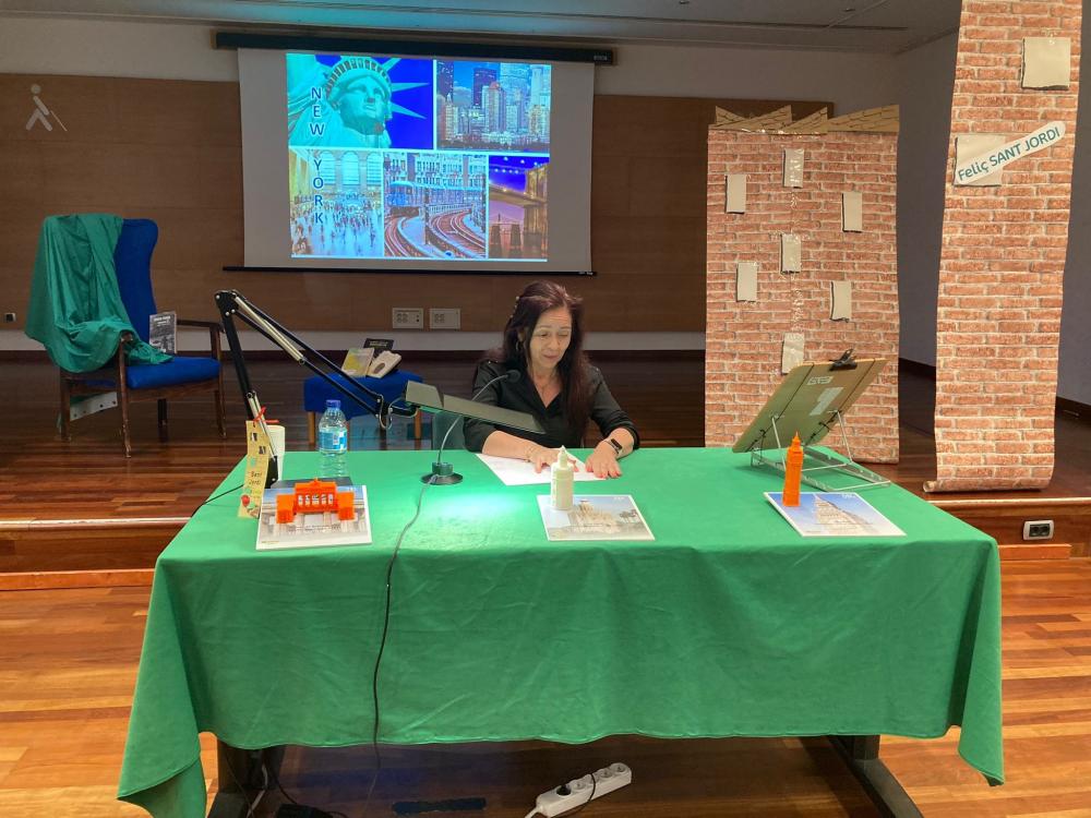 Rafi Pérez, vicepresidenta del Consell Territorial de l'ONCE a Catalunya, fent una lectura durant la marató organitzada a Tarragona