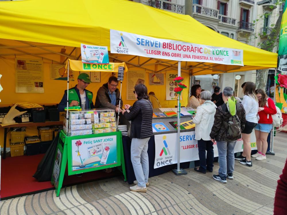Estand del Servei Bibliogràfic de l'ONCE (SBO)  a la Rambla de Catalunya.