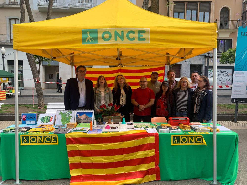 Estand de l'ONCE a la Rambla Nova de Tarragona, amb el director, Josep Vilaseca; la sotsdirectora, Arantxa Vallespi; la vicepresidenta del Consell Territorial de l'ONCE Catalunya, Rafi Pérez, membres del Comité d'empresa i afiliats.