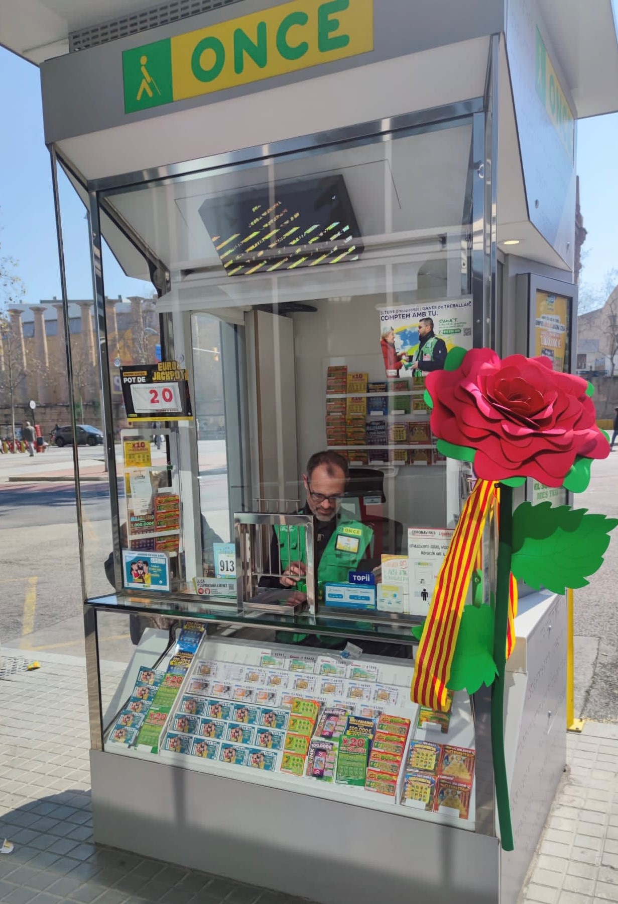 Imatge d'un dels quioscos de l'ONCE decorat amb una gran rosa de Sant Jordi