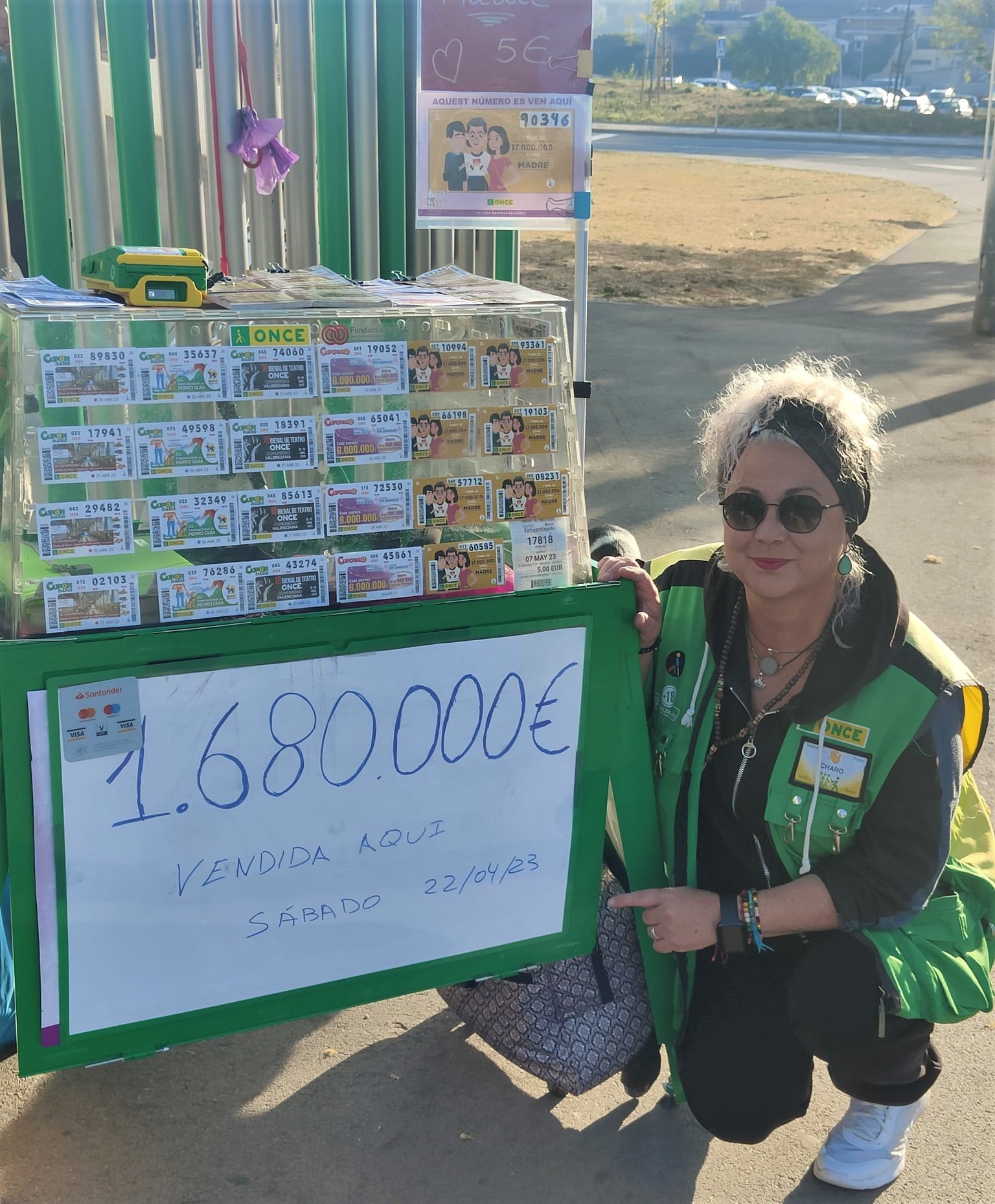 Rosario Fernández, agent venedora dels jocs responsables de l’Organització, és qui va portar la sort a Terrassa amb la venda d’un cupó premiat amb un total d’un milió i mig d’euros: 300.000 euros al comptat i un sou de 60.000 euros a l’any durant 20 anys. També va vendre nou cupons premiats amb 20.000 euros cadascú d’ells.
