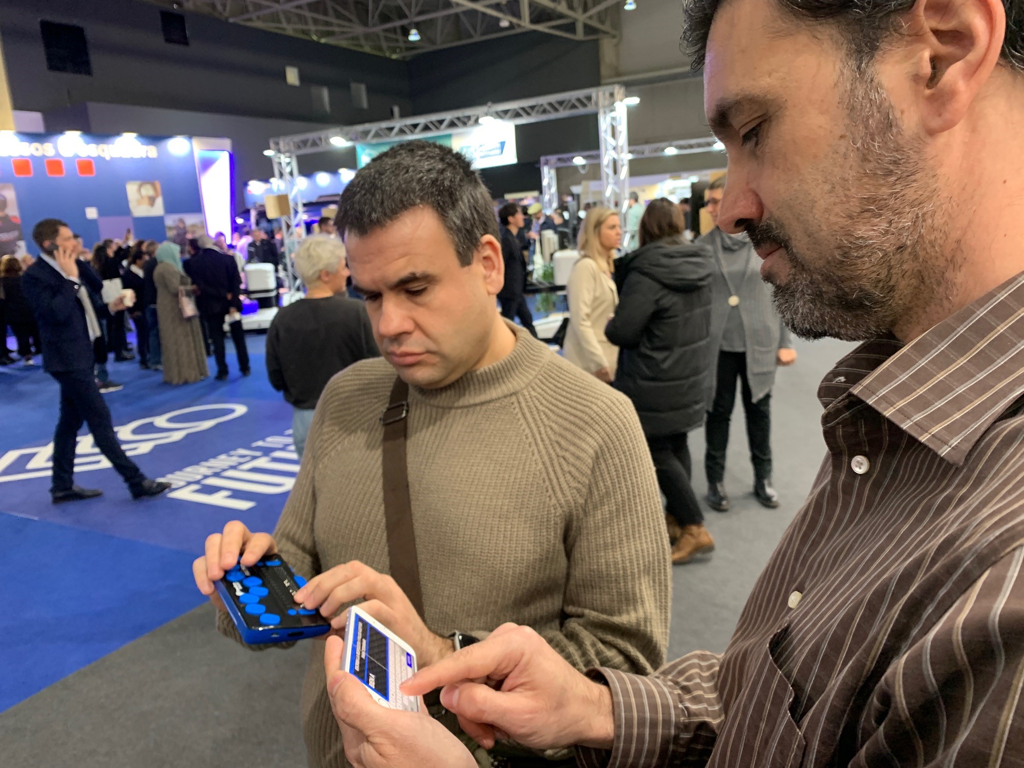 Usuari de l'ONCE utilitzant el Comunicador Tàcti ONCE al MWC BBarcelona 2023