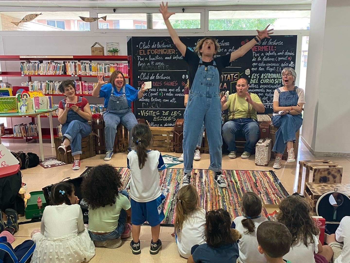 Escena de la teatralització de lectures inclusives a la biblioteca de Reus, amb el grup Amanida Teatre..