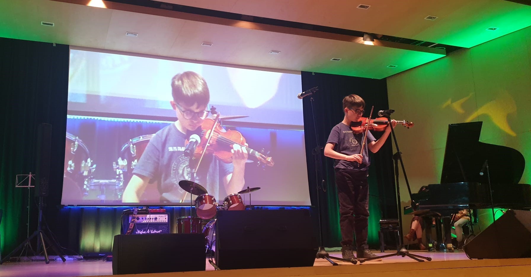 Actuació d'un estudiant de música de violí.