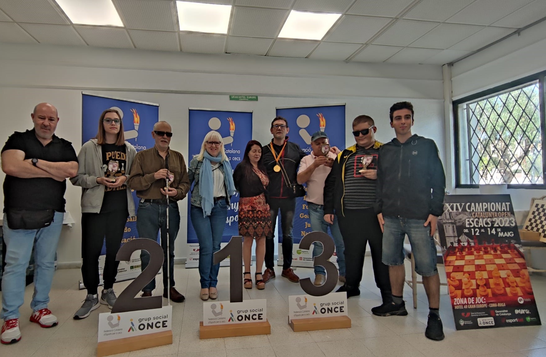 Lliurament de trofeus amb els guanyadors i l'assistència de Dolors Luna, presidenta de la FCECS, i la Rafi Pérez, vicepresidenta del Consell Territorial ONCE Catalunya.
