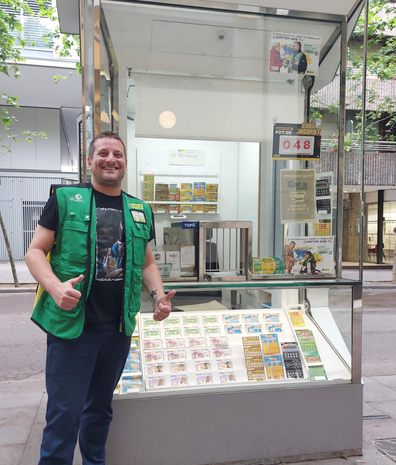 El venedor Aristides Julián, davant del seu quiosc de La Rambla de Sabadell