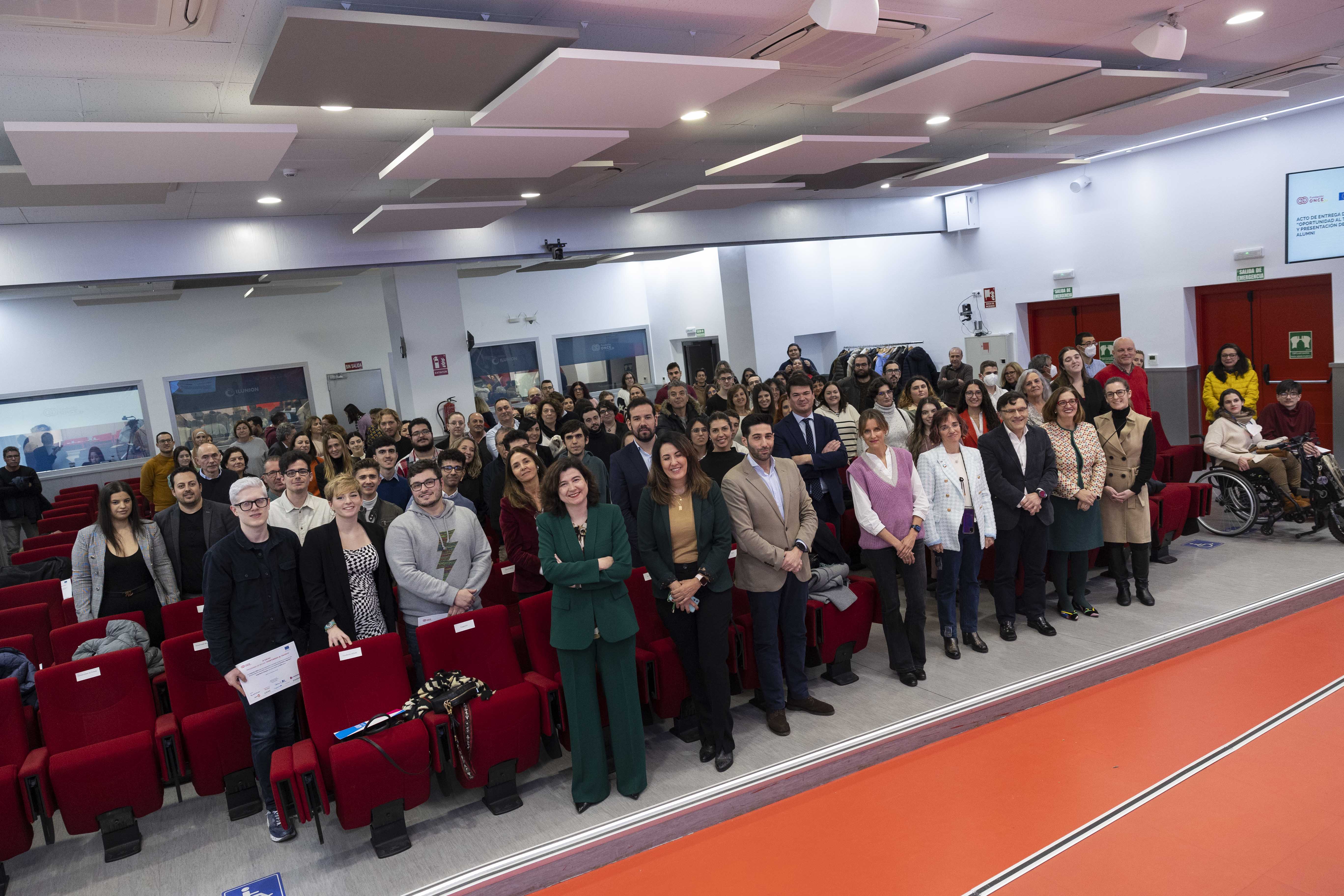 Foto de família d'estudiants becats per Fundación ONCE