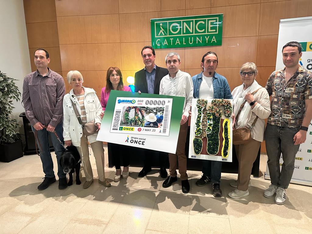 L’ONCE dedicà diumenge 7 de maig el seu cupó a ‘Girona Temps de Flors’. A l’acte de presentació, a l’agència de Girona, van assistir M. Àngels Planas, Tinenta d’Alcaldia d’Hisenda i Règim interior de l’Ajuntament de Girona; Ana Mª Figa, presidenta de l’Associació Amics de les Flors de Girona; Montserrat Galí, secretària de l’Associació Amics de les Flors de Girona; Enric Botí, delegat de l’ONCE a Catalunya; Fran Rodríguez, director de l’ONCE a Girona i Enrique Berezo-Manso, autor de l’exposició sensorial ‘Sartu ta Ezagutu – Entra i descobreix’.
