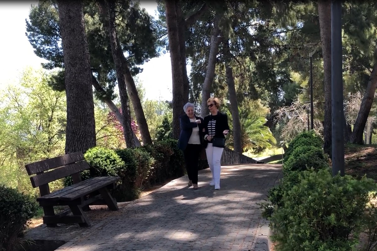 Acompanyament a una persona gran per part d'una voluntària de l'ONCE.