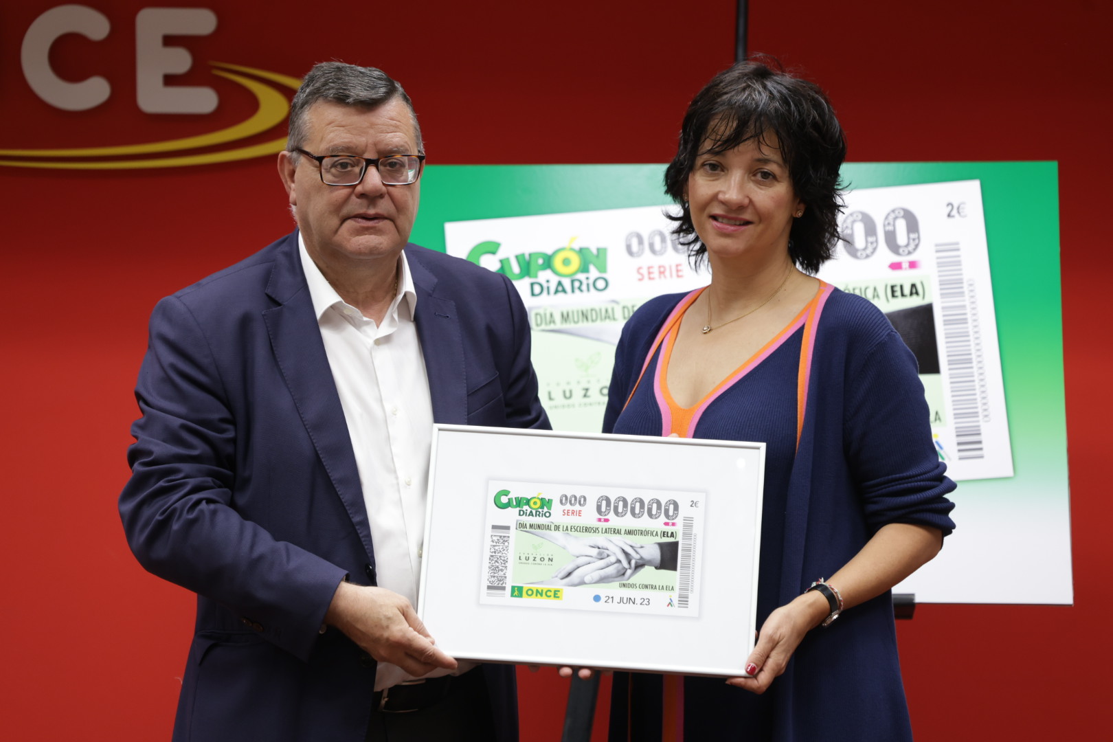 María José Arregui, presidenta de la Fundació Luzón, i José Luis Martínez Donoso, director general de Fundació ONCE, van ser els encarregats de presentar aquest cupó.