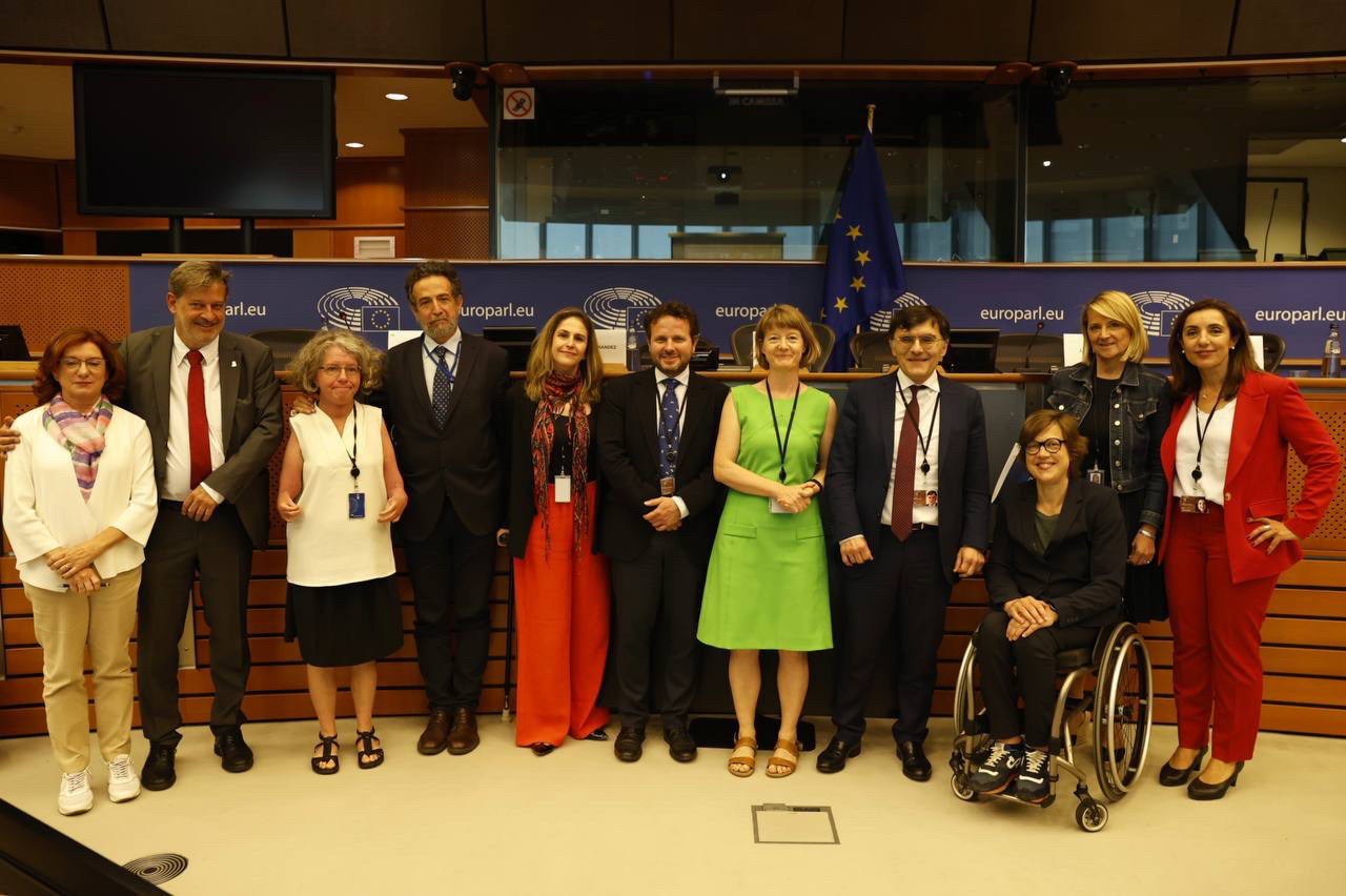 Foto de família, amb el vicepresident de l'ONCE, Alberto Durán, acompanyat de Nora Bednarski, del gabinet de la comissària d'Igualtat; Aurelio Fernández, de la Representació Permanent d'Espanya davant de la Unió Europea; i Catherine Naughton, directora de l'European Disability Forum.