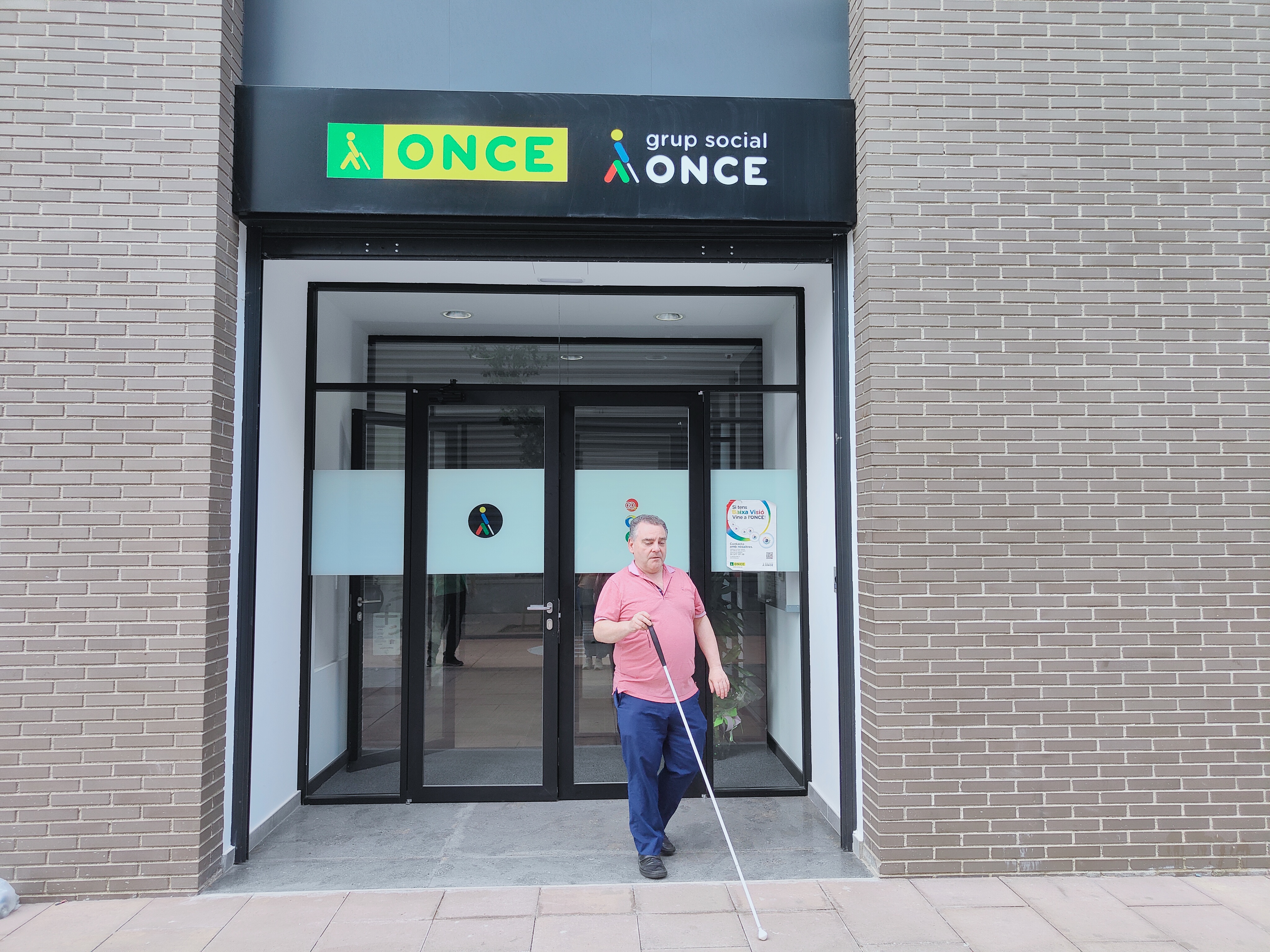 Entrada de l'Agència de l'ONCE a L'Hospitalet de Llobregat. Apareix Hèctor Grao, director de l'Agencia de L'Hospitalet, caminant amb un bastó blanc
