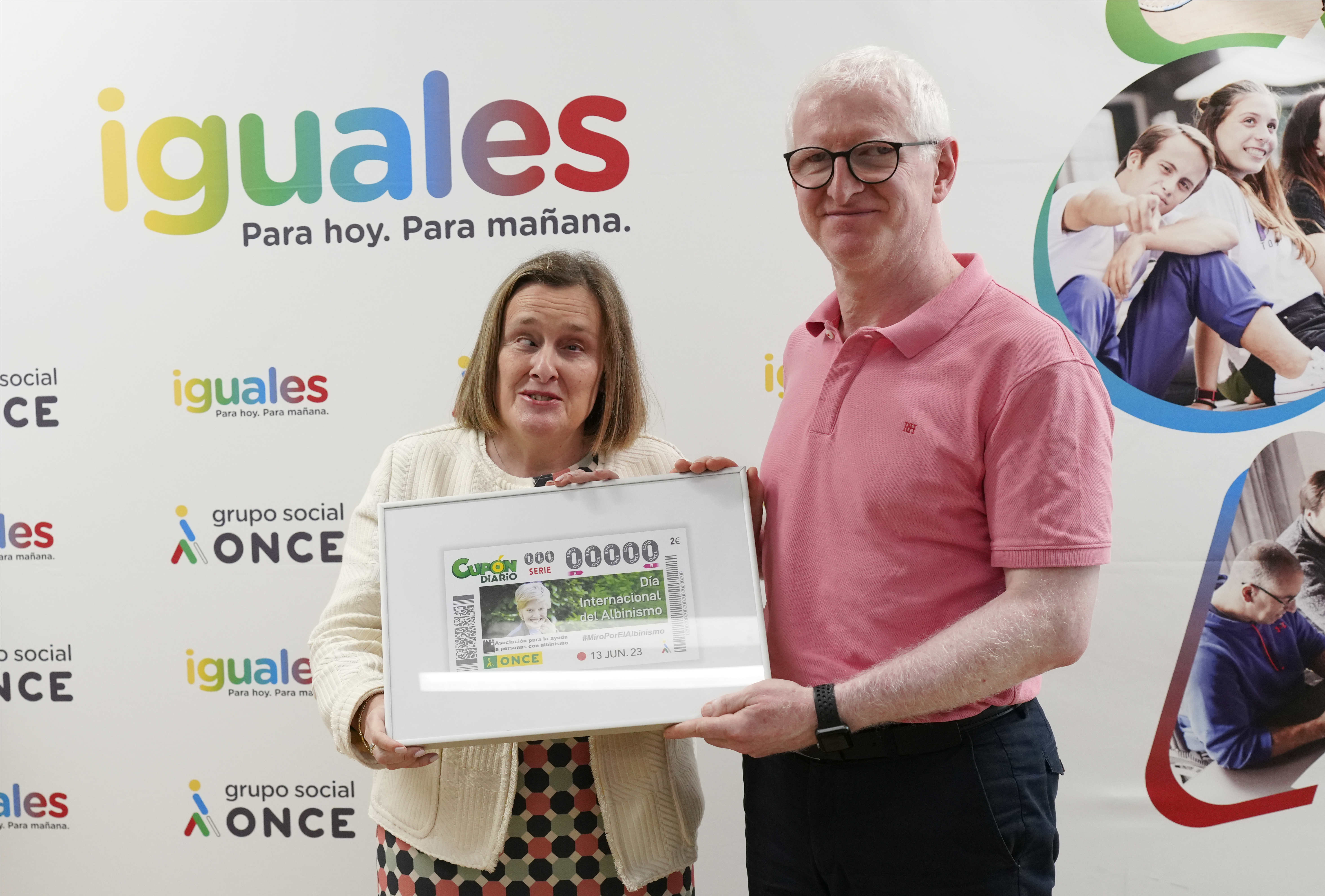 Imelda Fernández, vicepresidenta de Serveis Socials, Participació i Pla ONCERCA de l'ONCE, i José Antonio Solves, vicepresident de l'Associació ALBA per a l'Ajuda a Persones amb Albinisme, sostenen el cupó.