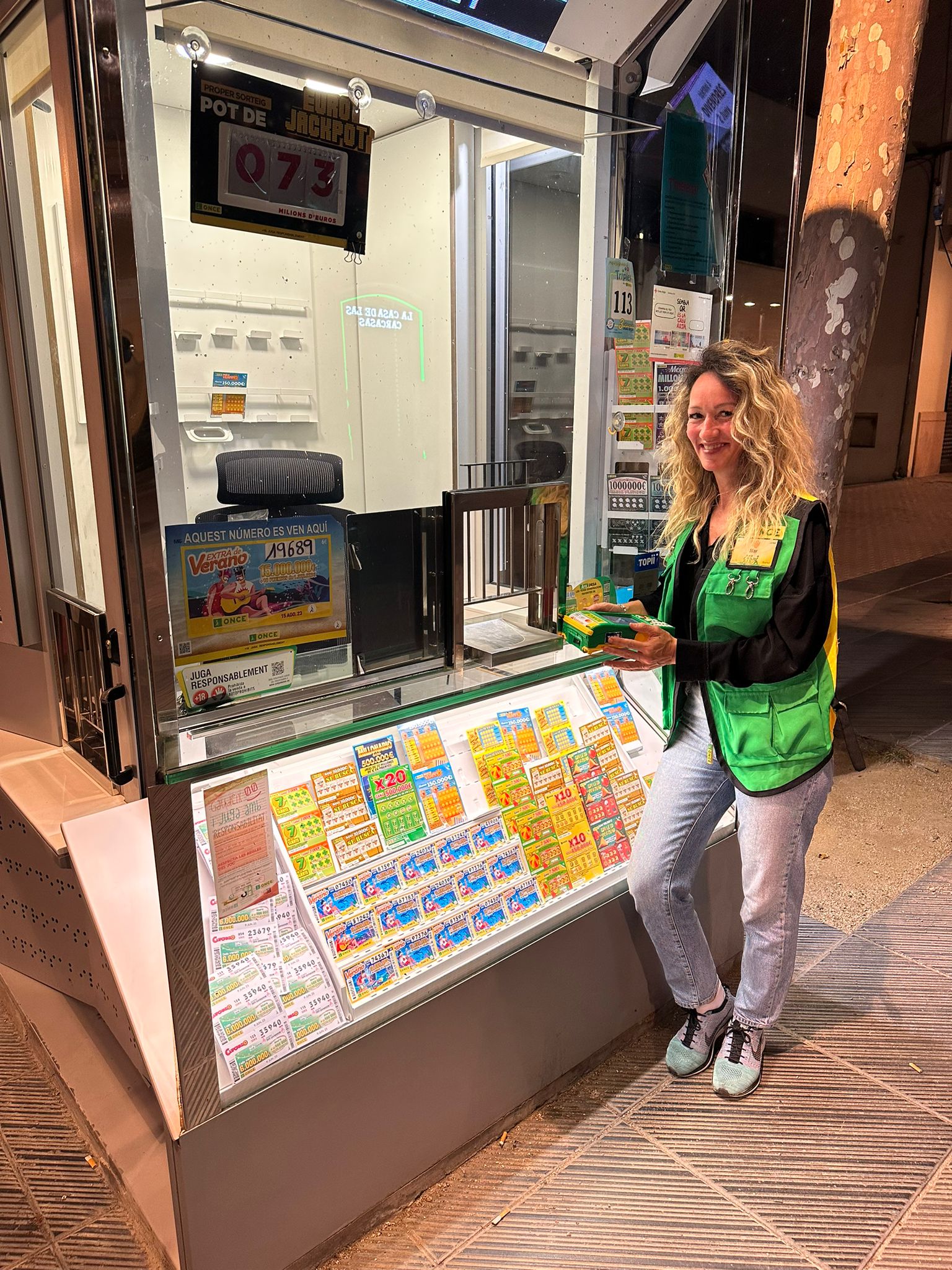 Maria del Mar Ortega al seu quiosc de Vilanova i La Geltrú, poc després de donar el 'Cuponazo'.