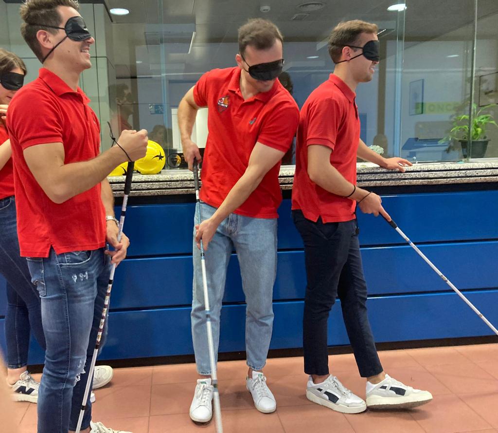 Jugadors d'hoquei del Reus Deportiu van canviar l'estic pel bastó per un dia per posar-se a la pell d'una persona cega.