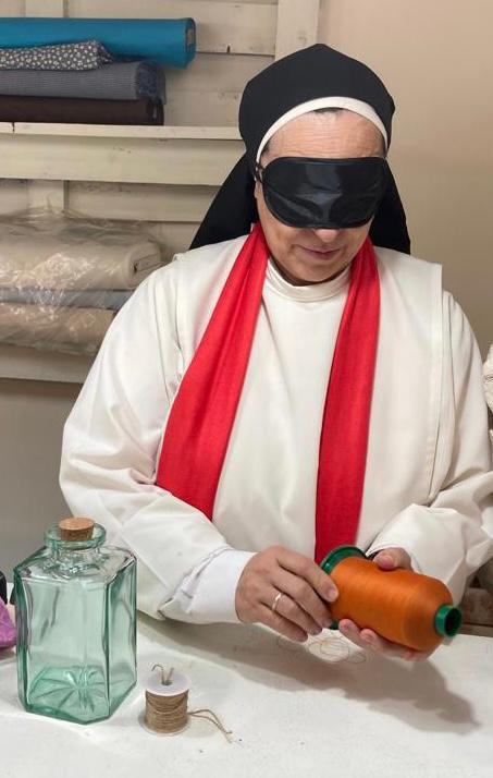 Sor Lucia Caram intentant identificar objectes amb els ulls tapats amb un antifaç