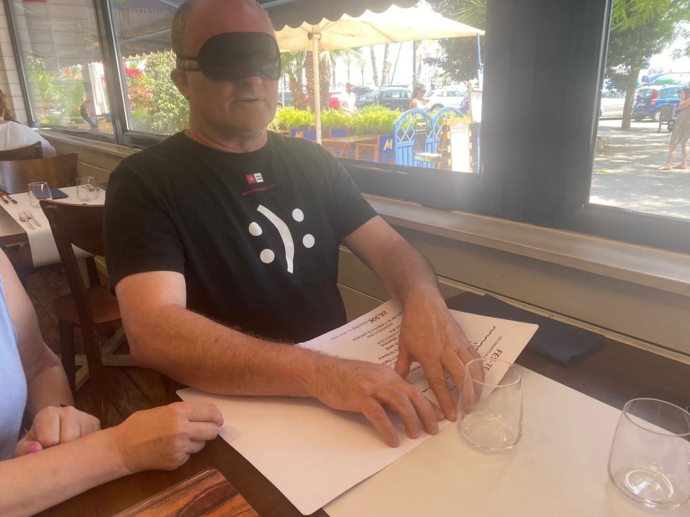 Toni Albà llegint en braille