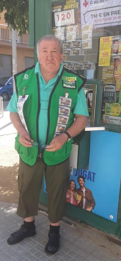 Víctor Gómez, venedor de l'ONCE, davant del seu quiosc