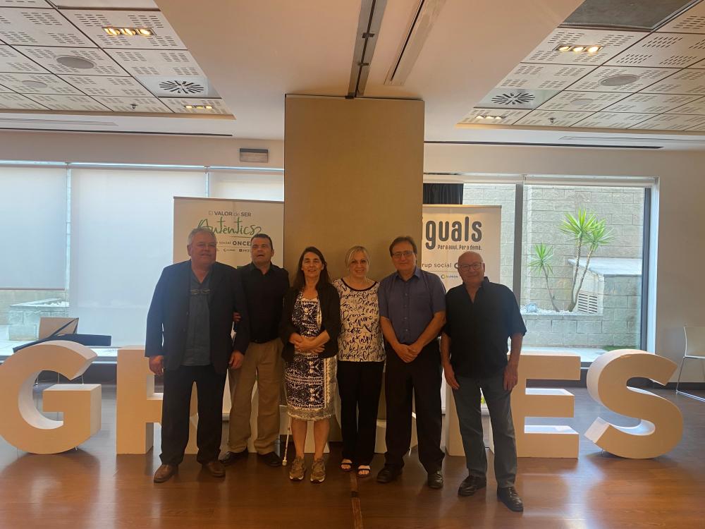 Foto de tots els entrevistats durant el dinar, davant de la gran paraula GRÀCIES que presidia la sala. 