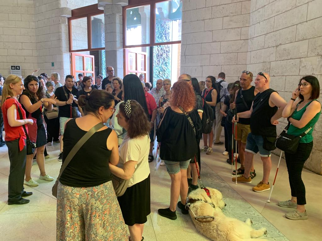 Un grup de 60 afiliats i afiliades a l’ONCE amb sordceguesa,  juntament amb els seus guies i intèrprets d’ASOCIDE, van realitzar una visita guiada a La Basílica de la Sagrada Família d’Antoni Gaudí. 