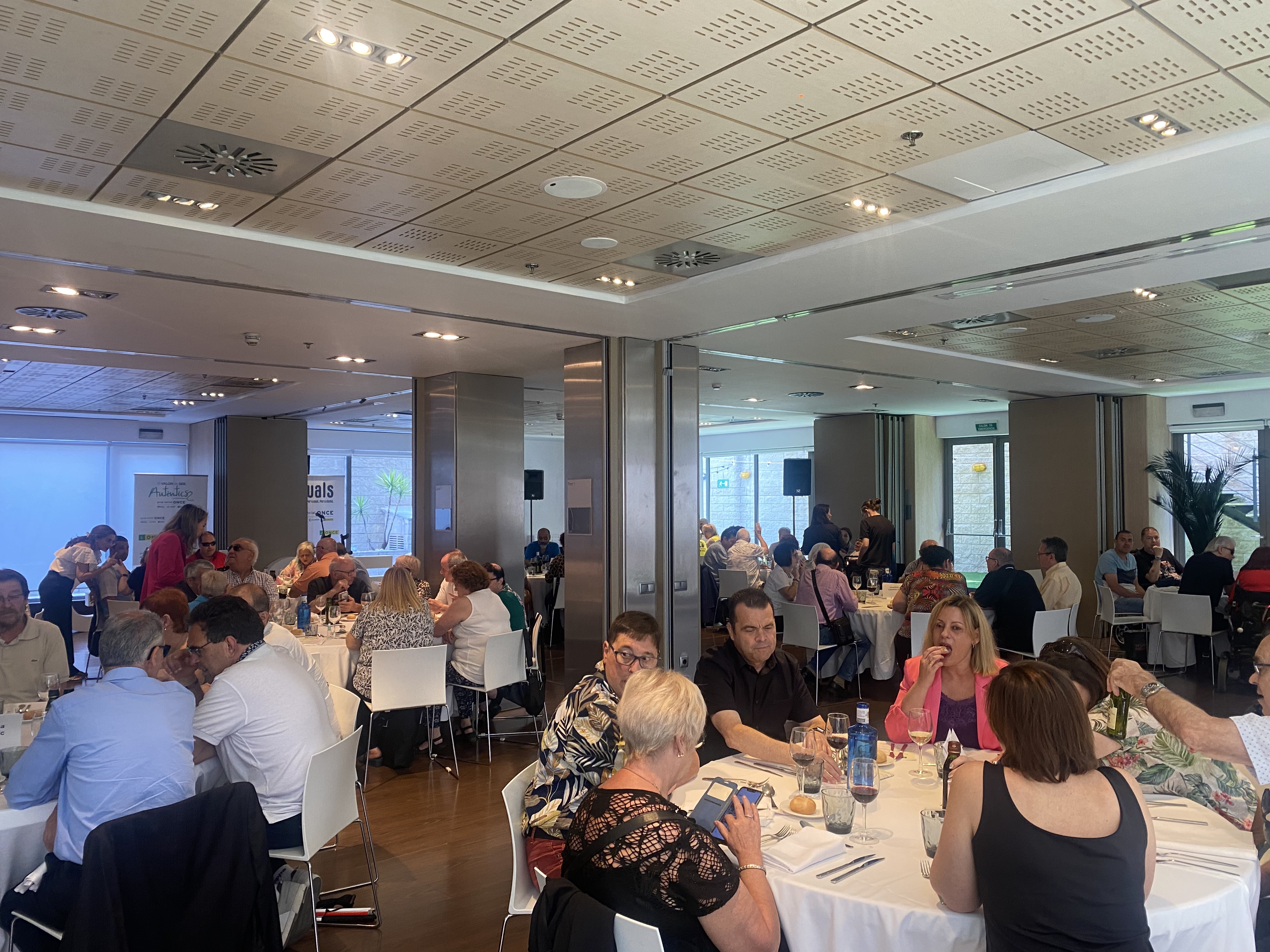 Imatge de la sala on es va dur a terme el dinar, amb totes les taules plenes. 