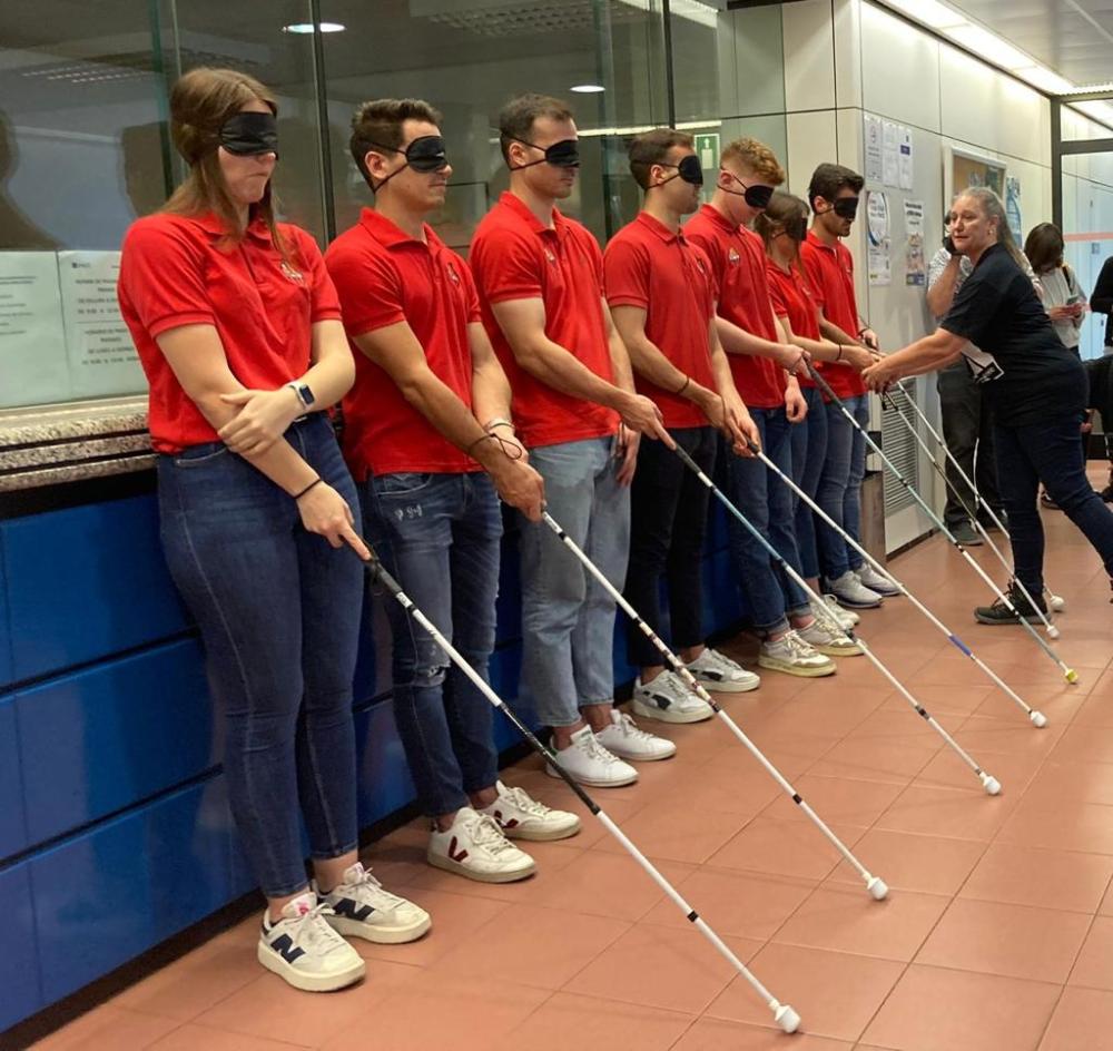 Tots els jugadors de l'equip d'hoquei del Reus Deportiu amb l'antifaç i el bastó