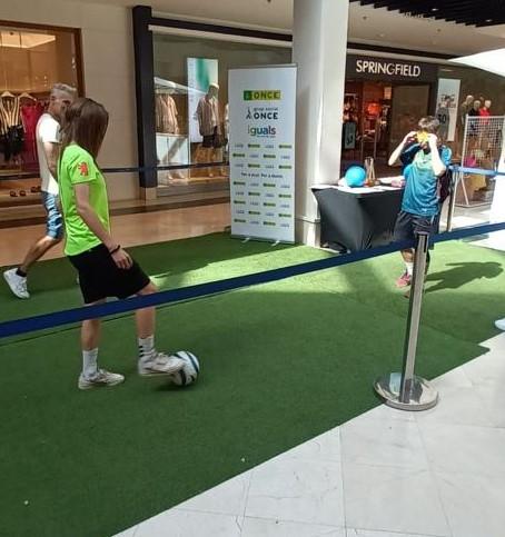 Nens jugant a goalball durant la jornada