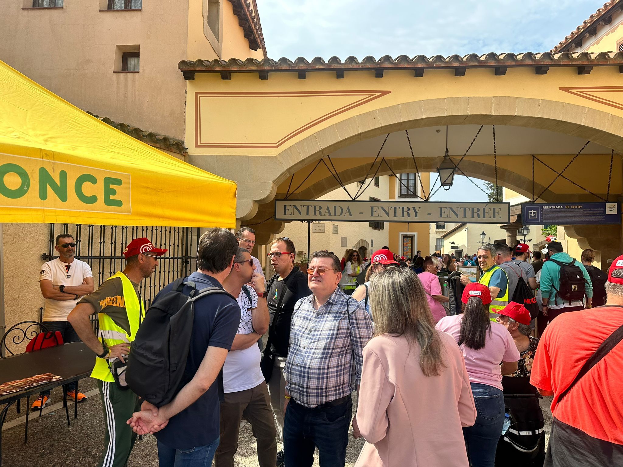  La celebració va estar presidida pel director general de l’ONCE, Ángel Sánchez, al centre de la foto, acompanyat per Enric Botí, delegat de l'ONCE a Catalunya i David Bernardo, president del Consell territorial.