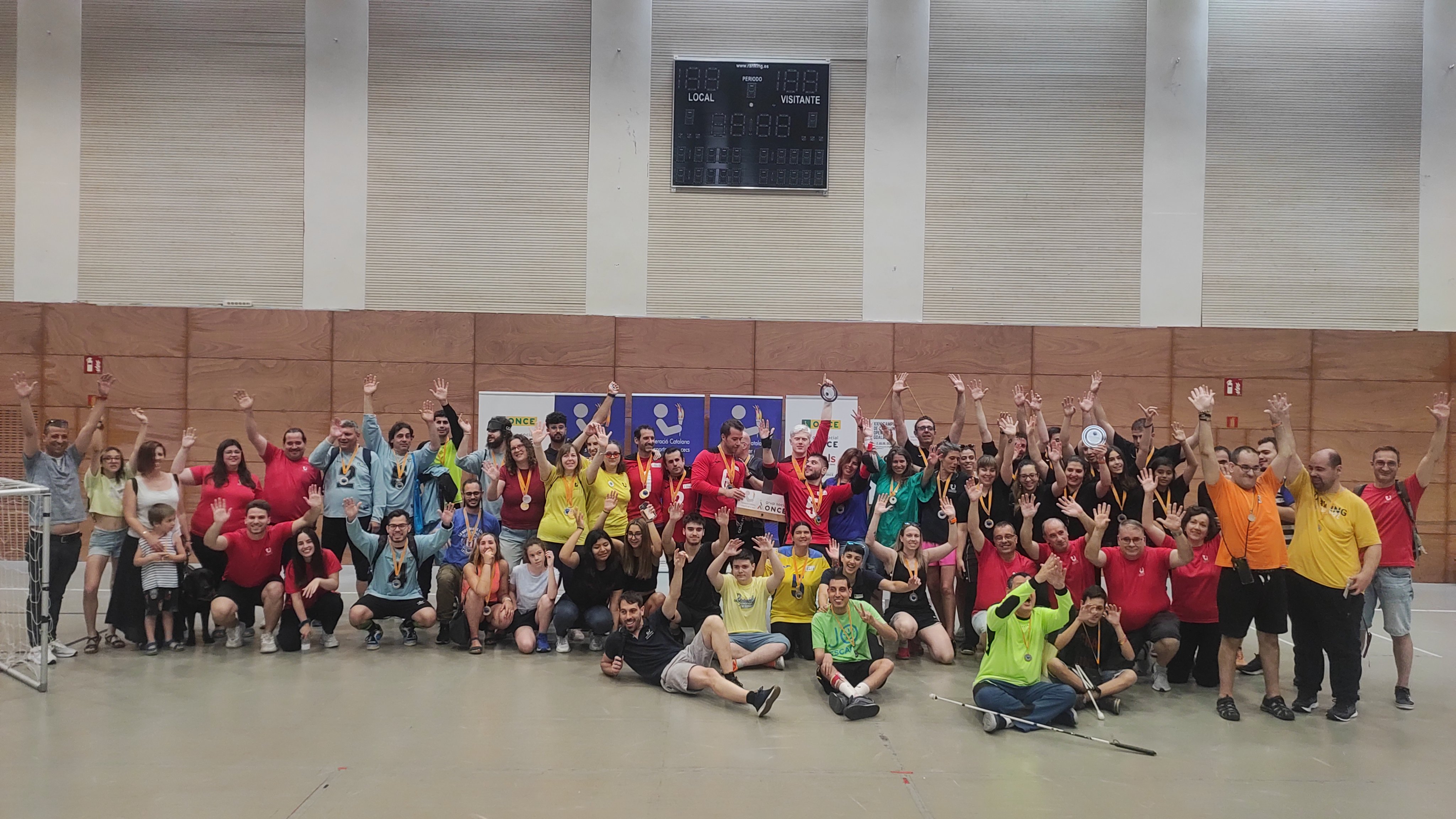 Els equips masculins i femenins participants al Polesportiu ONCE Catalunya, a la cerimònia de lliurament de premis.