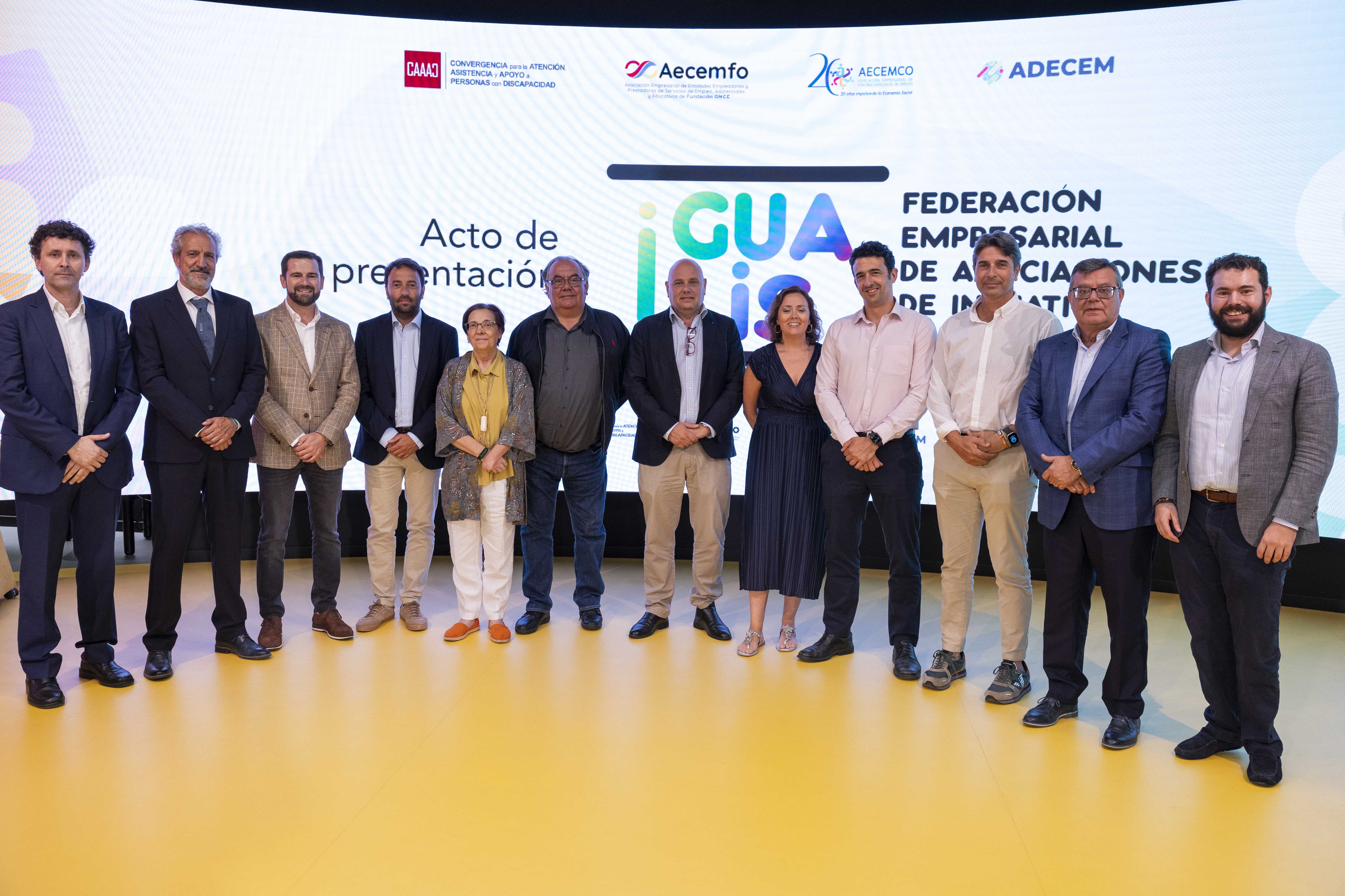 Foto de família dels participants a la presentació i representants de les quatre entitats fundadores.