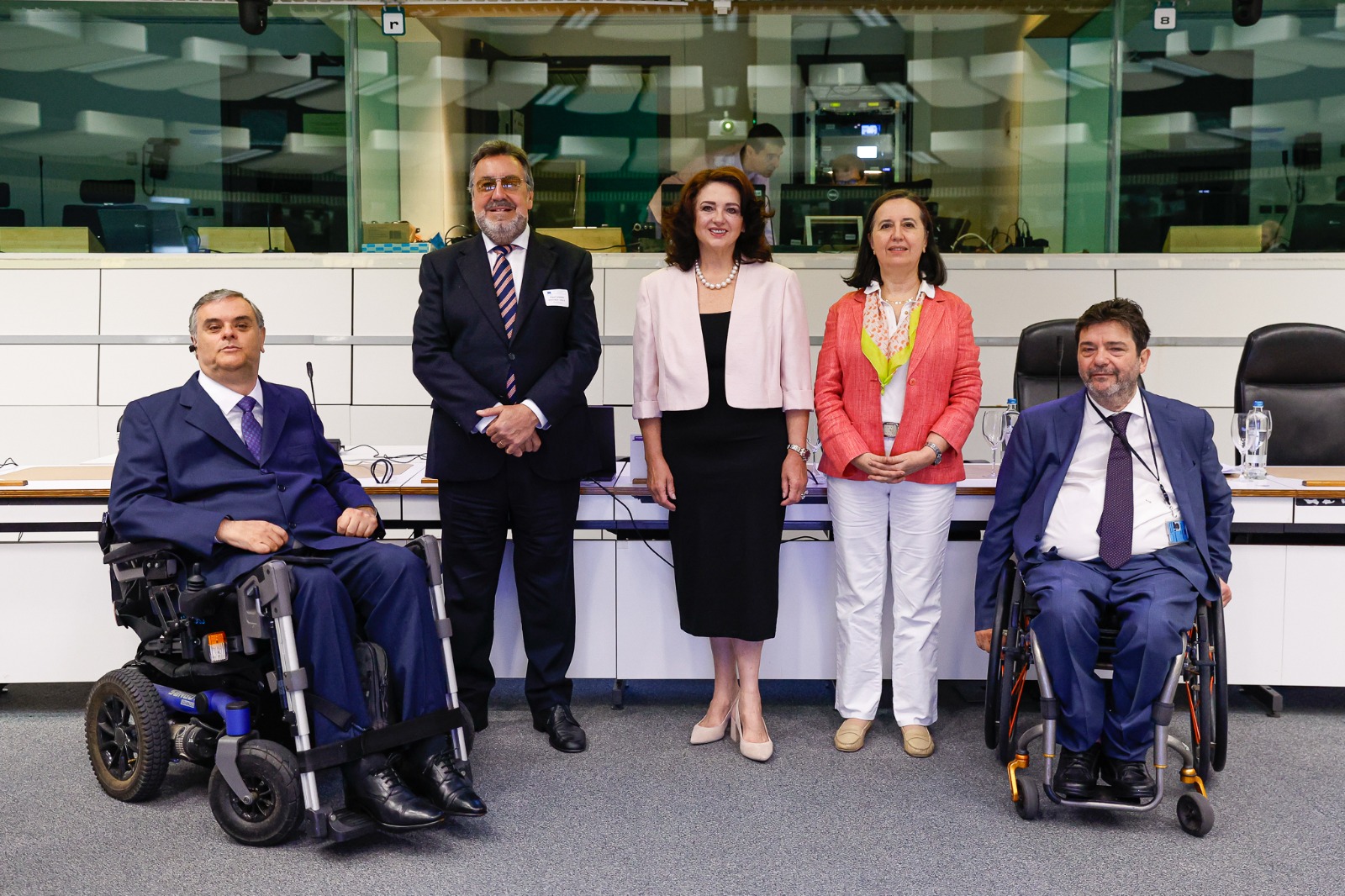 La comissària europea d'Igualtat, Helena Dalli; el president del Grup Social ONCE, Miguel Carballeda; Jesús Hernández, director d'Accessibilitat i Innovació de la Fundació ONCE; Immaculada Placencia, experta sènior en Discapacitat i Inclusió de la Direcció General d'Ocupació de la Comissió Europea, i Sachin Dev Pavithran, director executiu Access Board.